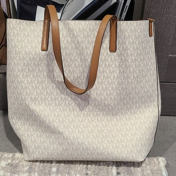 Michael Kors purse - Picture 2 of 4